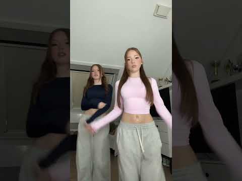Alter Trend 😊 #oldtrend #fun #shortvideo #trend #dance #shortsviral #twins #bestie #youtubeshorts