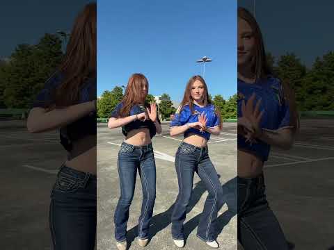 🇮🇹oder🇧🇷#twins #dance #shortvideo #trend #funny #fußball #fypシ #viralshort #beautiful
