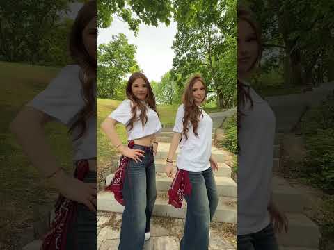 Wie findet ihr unseren Merch? #twins #dance #fun #trend #merch #sister #shortvideo #virslshorts