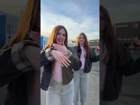 Montag 🫣 #dance #twinmoments #fun #shortvideo #trend #twins #fypシ #viralshort #funny