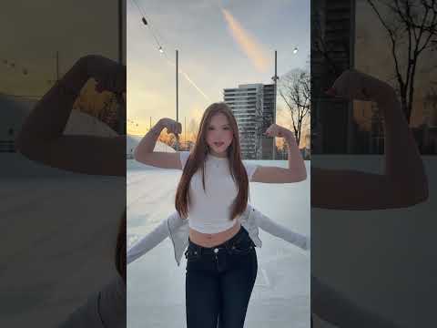 💪🏼💪🏼 #shortvideo #fun #twins #trend #bigguy #shorts #iceskating #sisters #shortsviral #viral
