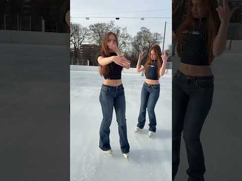 Wochenende 🥳🥳 was habt ihr vor? #dance #fun #twins #shortvideo #iceskating #youtubeshorts #happy