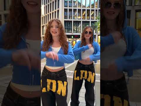👩🏻‍🦰👩🏻‍🦰 #fun #dance #trend #twins #shortvideo #beautiful #curlyhair #summer
