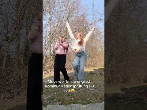 Yeeeh #dance #english #prüfung #fun #twins #funny #happy #party #shortvideo #trendingshorts