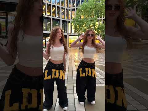 👩🏻‍🦰👩🏻‍🦰 #twins #dance #trend #beautiful #fun #fypシ #shortvideo #shots #curlyhair #trend