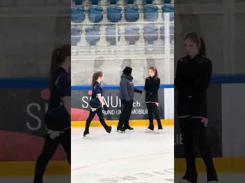 Nach 4 Wochen endlich wieder auf dem Eis 🫣 #fun #twins #shortvideo #sport #iceeating #funny